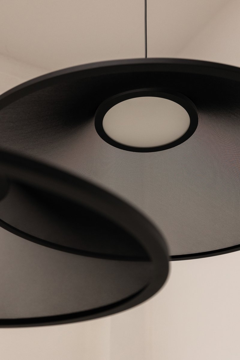 Interior_es's tweet image. Warp, la nueva #luminaria de @arkoslight diseñada por #GeckelerMichels, introduce por primera vez el #textil en la colección de la firma valenciana. Disponible en color negro y dos tamaños.
-&amp;gt; interioresminimalistas.com/2025/10/10/el-…
-&amp;gt; #lámparasdesuspensión #iluminación #lightinglovers