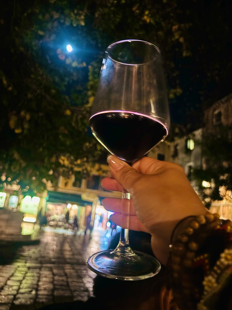 Cookiis8410's tweet image. Ese puntito es la luna 🥹😍💫🍷