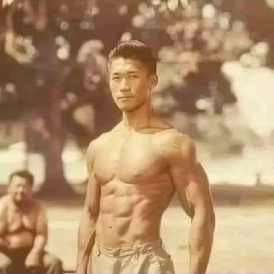 किंगो नामक इस आदमी की यह तस्वीर 1967 में वियतनाम में खींची गई थी। इस आदमी ने अपने जीवन भर में कभी भी जिम नही की, ना ही किसी तरह की एक्सरसाइज़ की। यह आदमी देर से सोने का और सुबह लेट उठने का आदि था।

उससे भी बड़ी बात थी कि यह जो मन आया वह खाता था, शराब पीना, जंक फूड खाना और आलसी की