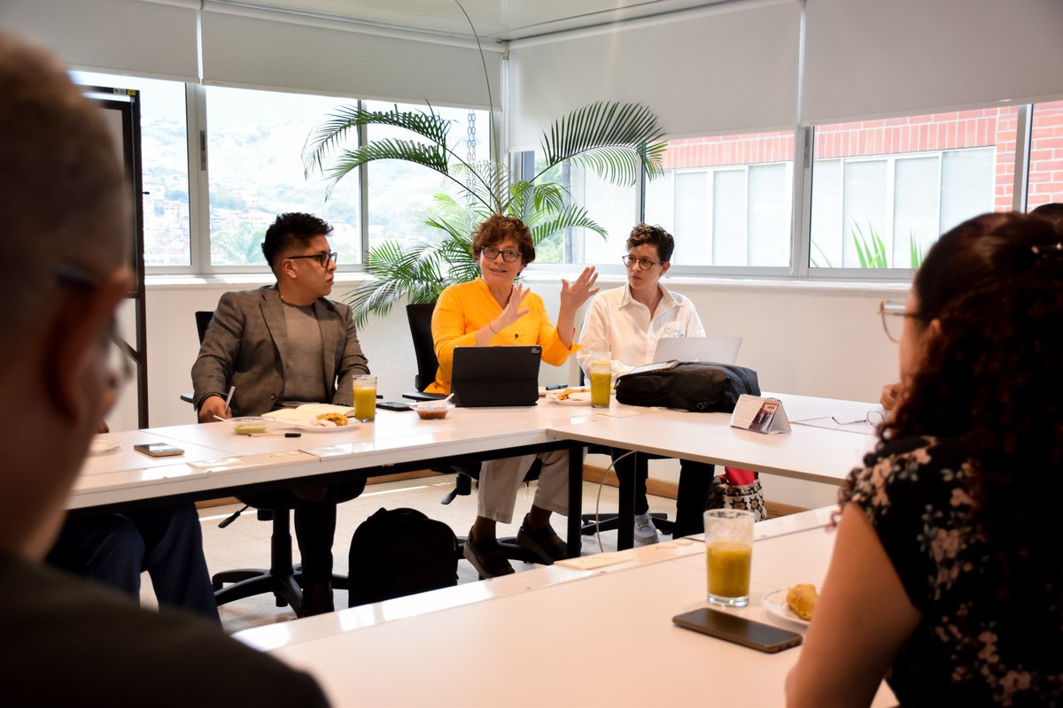 🤝✨ La RUPIV fortalece alianzas por la calidad de la educación superior en Colombia. 🇨🇴🎓

El Dr. Juan Carlos y el Dr. Carlos Castrillón se reunieron con la Dra. Dora Marín de @Minciencias para dialogar sobre innovación y fortalecimiento institucional. 🚀📚
#RUPIVsomosTODOS