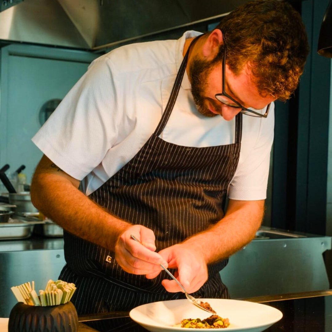 WineinAzores's tweet photo. 𝓙𝓸ã𝓸 𝓕𝓮𝓿𝓮𝓻𝓮𝓲𝓻𝓸 - Chef’s Court

Conhecido por dominar as tradições de São Miguel no seu Bar das Furnas, o Chef João Fevereiro revela o seu lado mais criativo no Chef's Court!

ℹ️ https://t.co/RuGduCTJCo https://t.co/PtuNHGCBBh