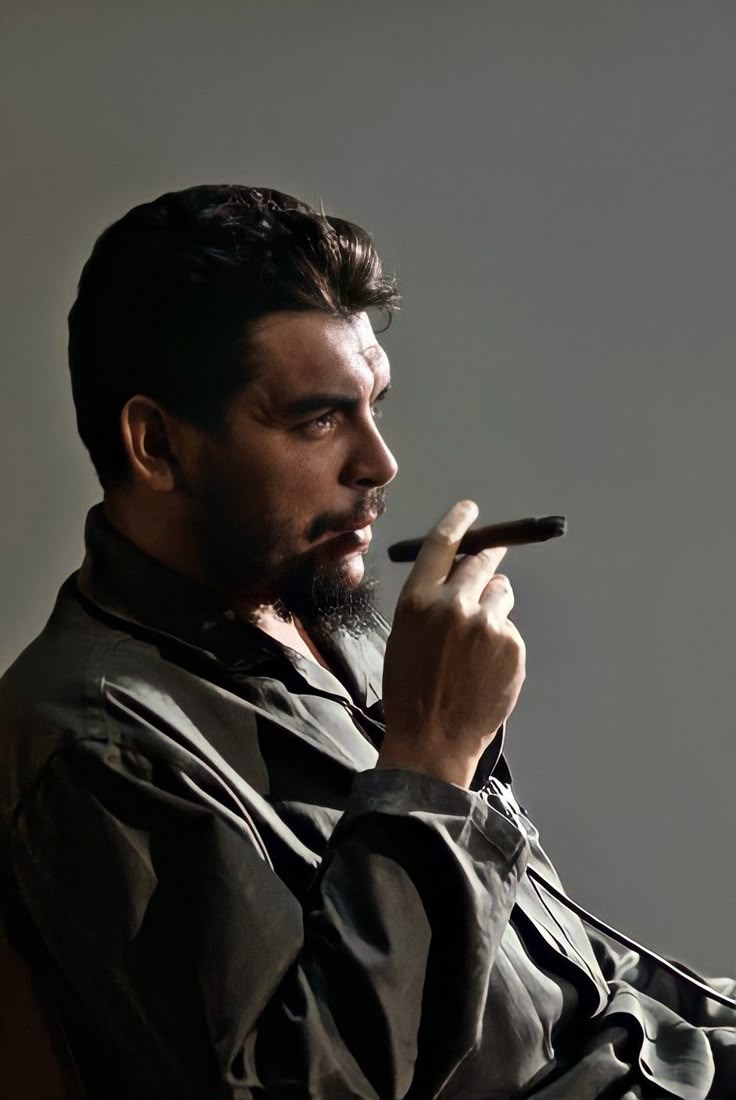 UMU_VVV's tweet image. الذي باع بلاده وخان وطنه مثل الذي يسرق من بيت أبيه ليطعم اللصوص، فلا أبوه يسامحه ولا اللص يكافئه.

ذكرى رحيل الرفيق والملهم لكل
الأحرار حول العالم سنبقى نحيي 
ذكراك إلى أن نفنى ولا تفنى ذكراك 
المجد كل المجد للرفاق 
المجد كل المجد للفقراء
10/9
#رحيل_الرفيق_جيفارا