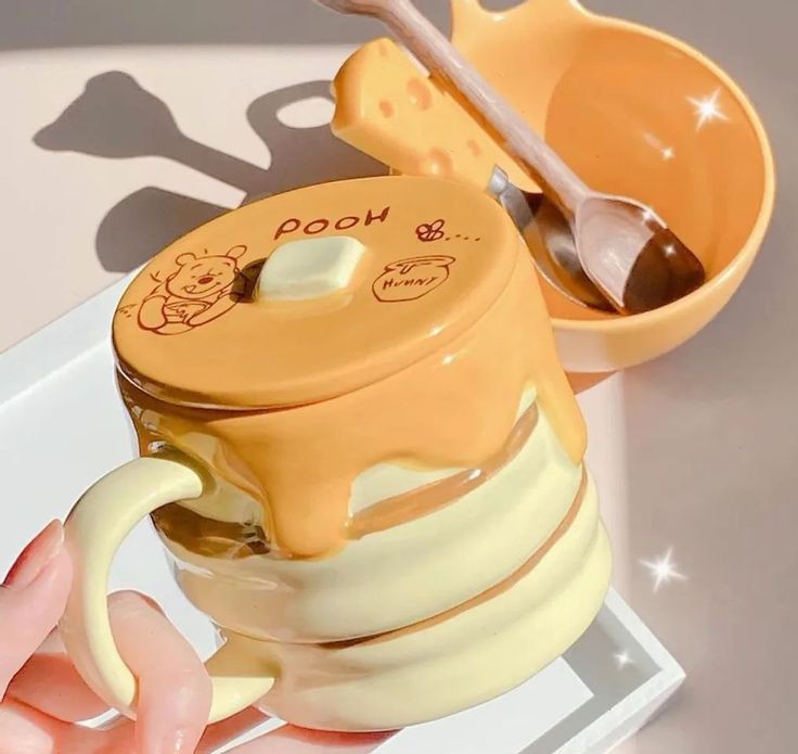 Memeluk <a href="/0FBLONDE/">ナルコ。</a> dan memberikan hadiah untuk kesayangannya. 

"Kak Naruko, selamat ulang tahun. Semoga panjang umur dan sehat selalu! Lintar tadi ada buat ini, semoga Kakak suka, ya?" ranum meliuk membentuk senyum hangat yang langka.