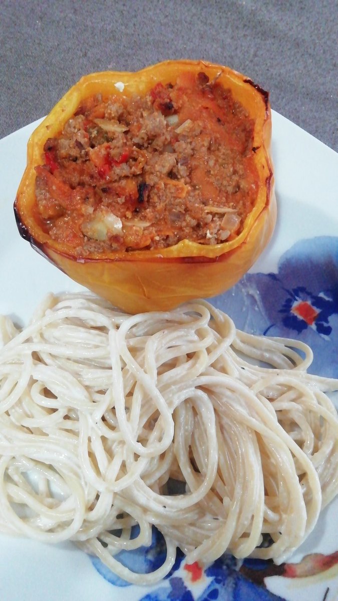 Pimiento relleno de picadillo de carne de res y espagueti a la crema.
A comeeeer.