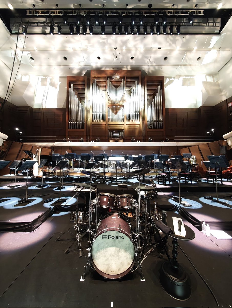 今日は10月10日‼️⚡
『#ドラムの日』🥁🥁🥁
そして、 #龍玄とし(ToshI)さん😎🤞
 <a href="/Toshlofficial/">🎂龍玄とし🎉</a> のお誕生日‼️🎂
いつも優しく接して下さり感謝です✨️
またご一緒させて頂けるその日まで。
超超超おめでとうございます‼️㊗️
P.S.俺のドラムセットの振り幅はまぁまぁ激しいな。(笑)