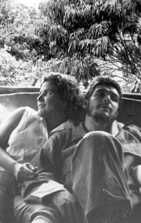 UMU_VVV's tweet image. علموا أولادكم أن الأنثى هي الرفيقة، هي الوطن، هي الحياة.
المجد لك رفيقي 
المجد للثوار 
المجد للفقراء 
المجد لكل من قال  ( لا  ) 
المجد لكل من قاتل الاستعمار 
المجد لكل من صمد أمام الرأسمالية 
الفاشية  . 
10/9
#رحيل_الرفيق_جيفارا