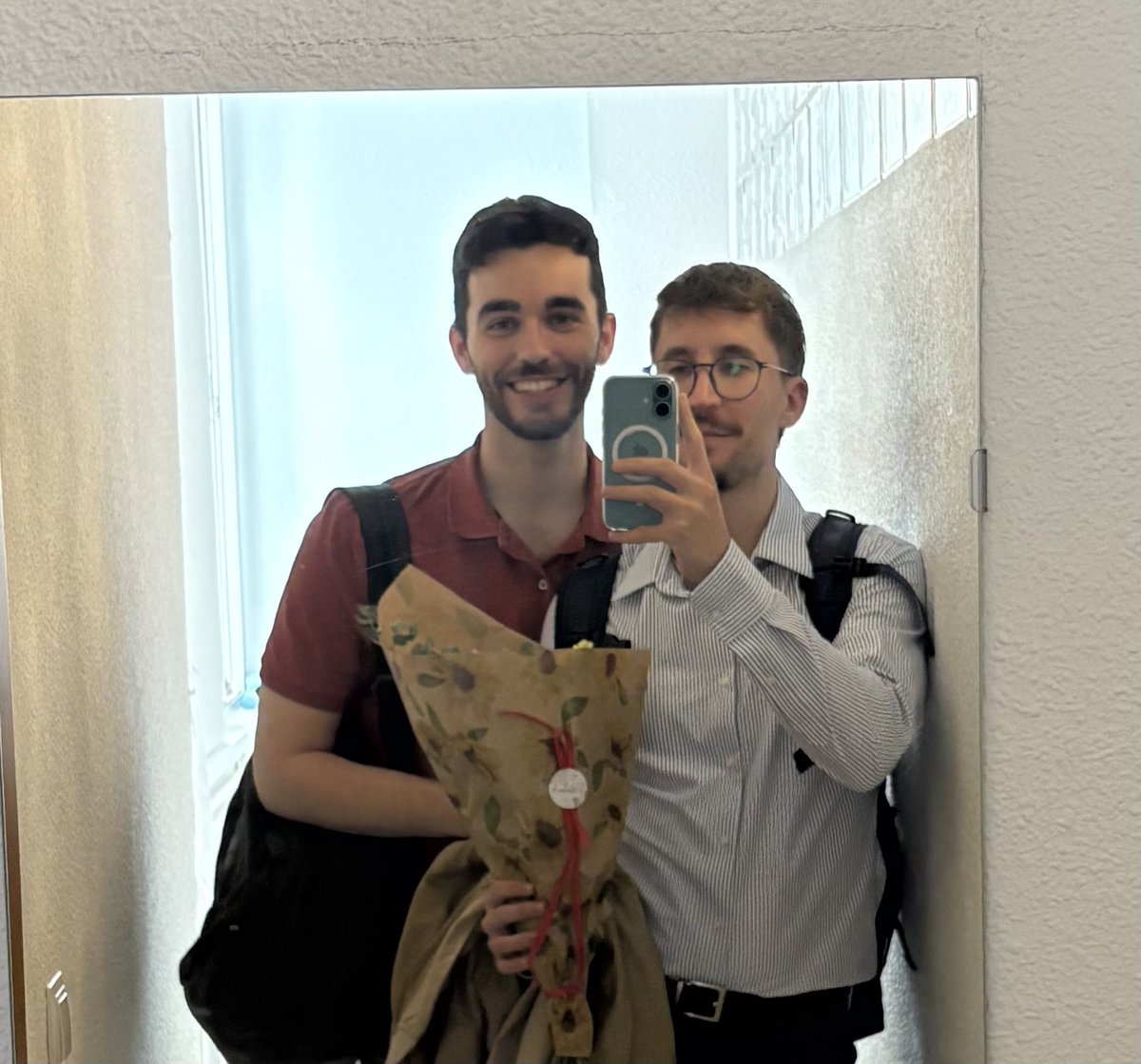 charlestp9's tweet image. Llevábamos semanas sin vernos porque está rotando en otra ciudad y hoy ha venido de sorpresa a recogerme a la salida del trabajo 💙💐