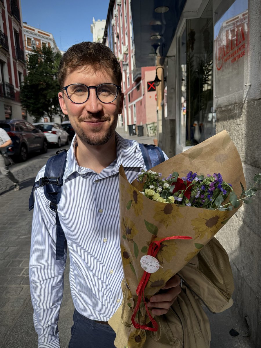 charlestp9's tweet image. Llevábamos semanas sin vernos porque está rotando en otra ciudad y hoy ha venido de sorpresa a recogerme a la salida del trabajo 💙💐