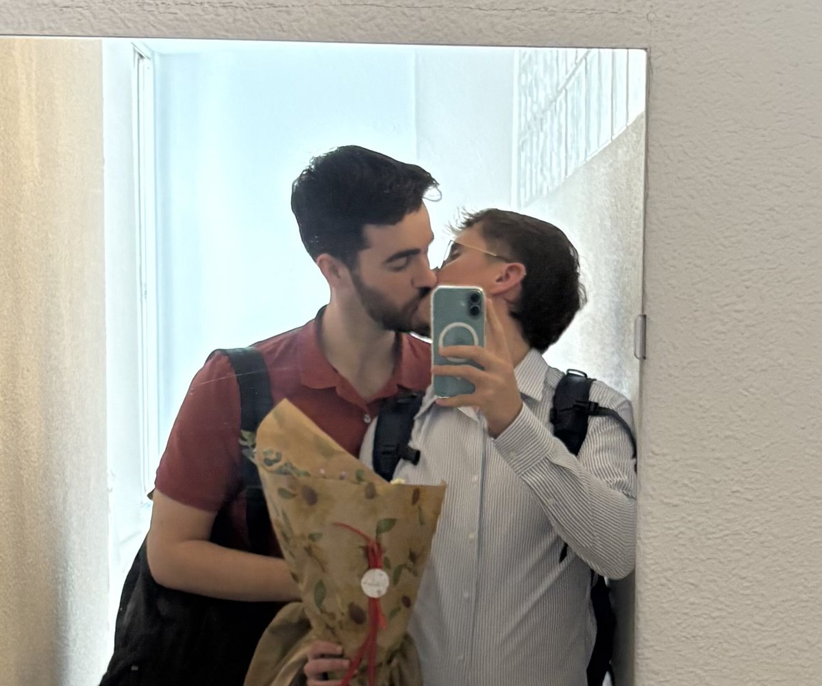 charlestp9's tweet image. Llevábamos semanas sin vernos porque está rotando en otra ciudad y hoy ha venido de sorpresa a recogerme a la salida del trabajo 💙💐