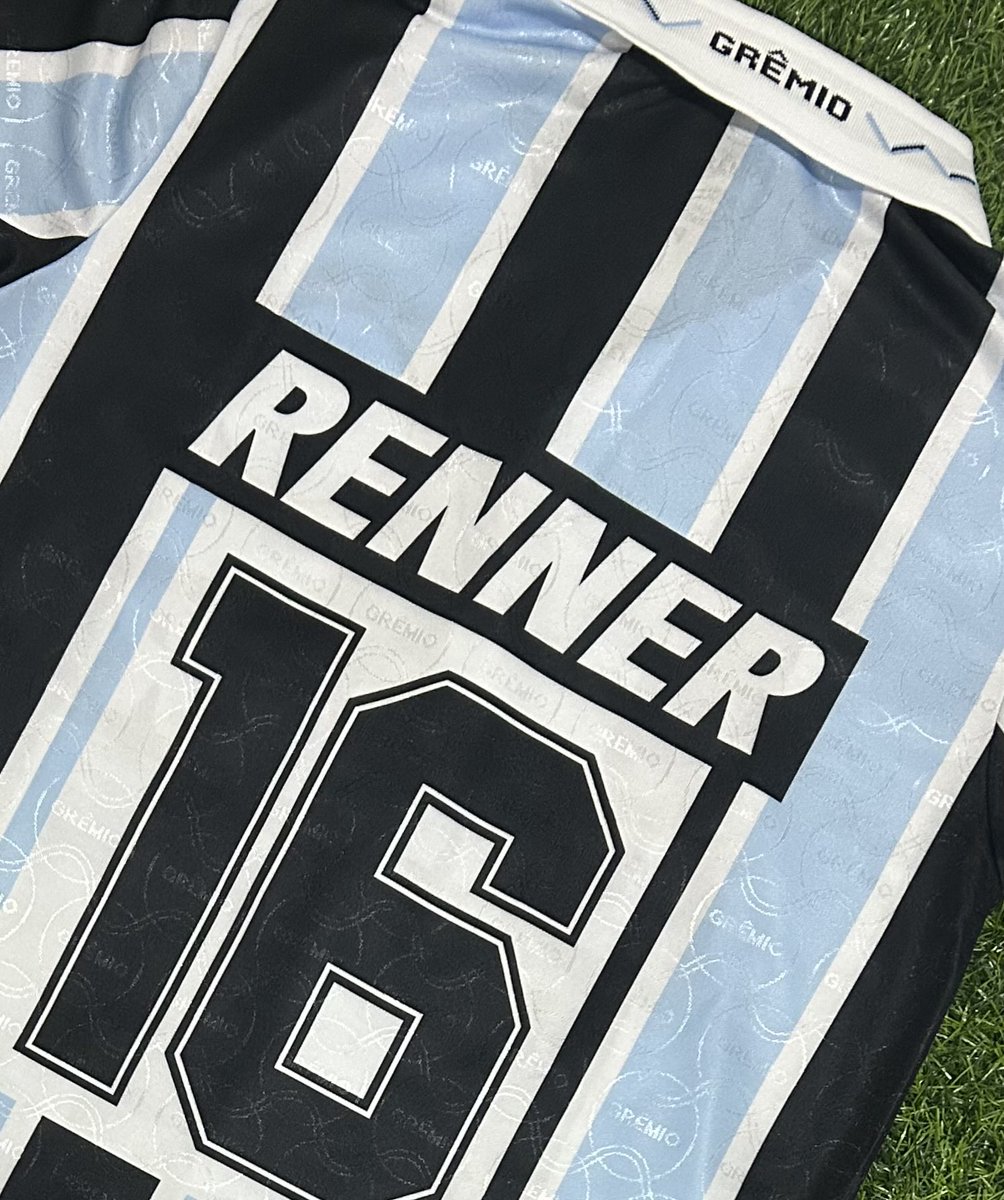 fanaticosretro's tweet image. Atenção, GREMISTA! ELA VOLTOU! ⚠️

🩵🤍🖤 | A histórica camisa que o GRÊMIO conquistou o Bi da Libertadores está disponível! 

- Confeccionada em poliéster 
- Marcas d’água como na época
- Escudo bordado em alta definição 
- Patrocínio e número 16 de Jardel sublimados

Use o…