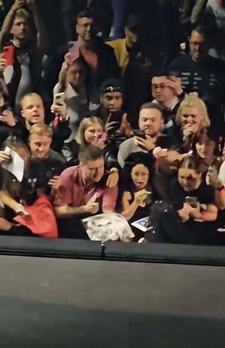 lukej96_'s tweet photo. Do we think I kept my cool?? I was pretty chill tbf 👀
Surreal I had a moment like this, even for a few seconds! Probably won’t get the chance again but I’m so happy 🥹👹❤️‍🔥 https://t.co/RNvwx4Oz2G
