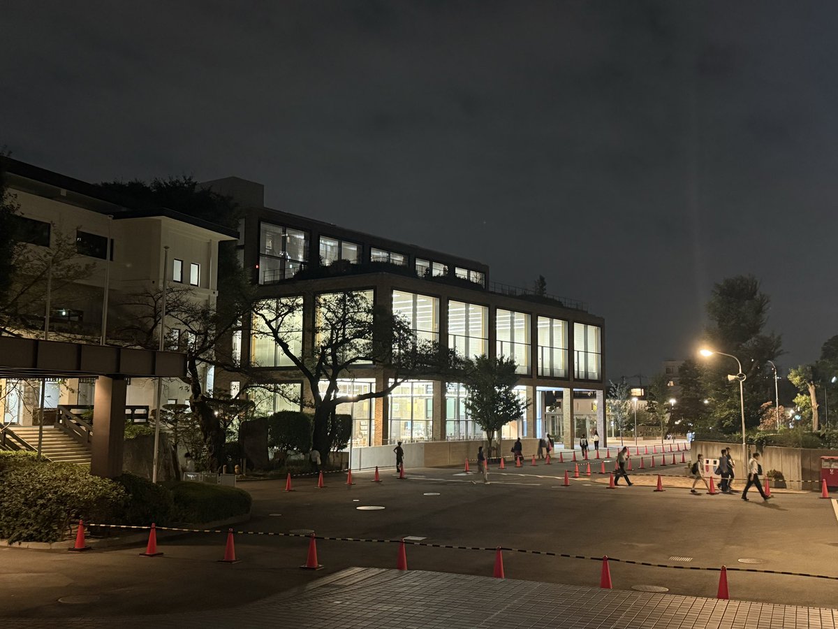 IntelliRobo's tweet image. 夕べの駒澤大学の図書館、秋になりました。
＃駒澤大学 
#小林透ゼミ