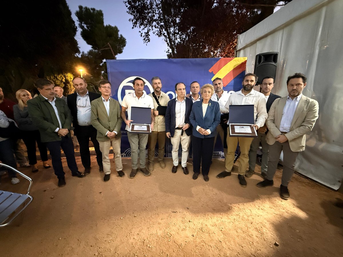 ppfuencarral's tweet photo. 🔵 Hoy hemos celebrado el día del afiliado del @ppfuencarral en nuestra caseta de las fiestas de El Pilar.

Junto a @bcarabante nos acompañó el Consejero @MA_GarciaMartin con el que hemos homenajeado a Carlos y Esperanza Zori.

Siempre con nosotros. https://t.co/GwnTq63tba