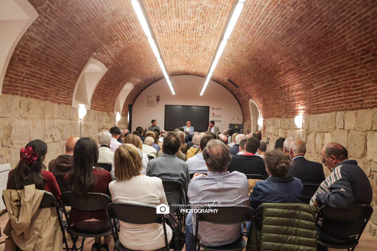 Esta tarde hemos asistido a la primera charla-debate organizada por la Junta de Cofradías de #Valladolid y la Asociación La Pasión de Valladolid, bajo el título “Ocho siglos de Franciscanismo”.
Un acto muy interesante, con una sala llena, lo que demuestra que, cuando las cosas se