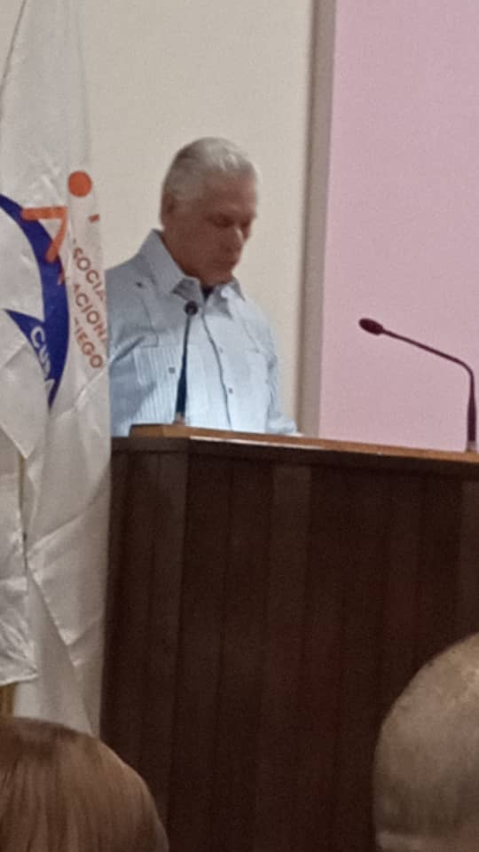 Recibe nuestro Presidente <a href="/DiazCanelB/">Miguel Díaz-Canel Bermúdez</a>, el Bastón de Cristal, reconocimiento que otorga la <a href="/Anci/">Anci</a> a personalidades e instituciones que   contribuyen a la plena inclusión social de las personas con discapacidad visual. <a href="/CubaMined/">MINED</a> <a href="/naimatrujillob/">Naima Ariatne Trujillo Barreto</a>