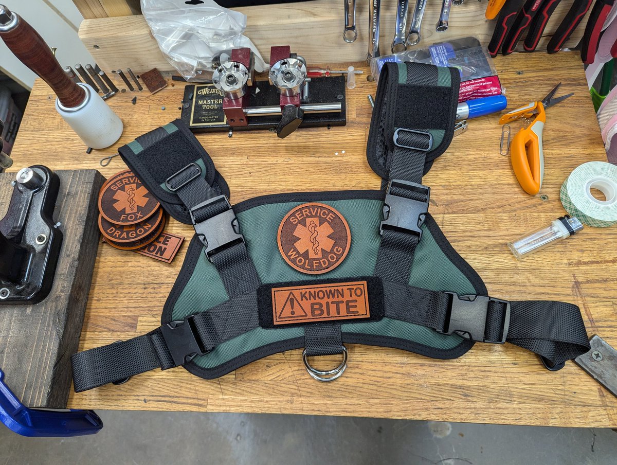 Just finished up a hunter green harness with custom patches, it'll be on the way to it's new owner tomorrow morning. 🐕‍🦺🐕‍🦺🐕‍🦺