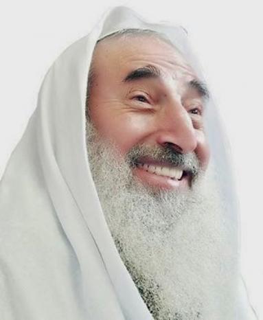 أمي الله يرحمها كانت بتحب الشيخ أحمد ياسين، وأبويا كان بيقول واحنا صغيرين ولاده هيكبروا ويبقوا أحسن منه. من بعد أحداث ٧ أكتوبر كنت علطول بشكي لأمي في مكالماتنا حسرتي وقهري إني قليل الحيلة قصاد اللي كان بيحصل يومياً، وهي عشان كانت كل شئ عندي وكل طاقة نور بشوف بيها تقعد تقول إنّ