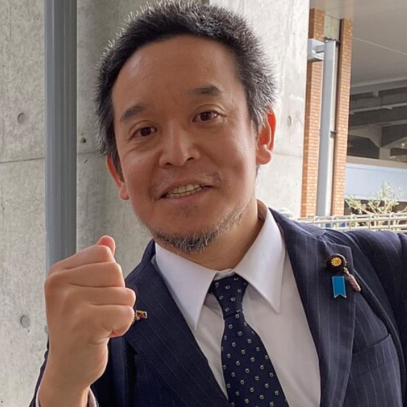 MNHR_Labo's tweet image. 明日はこちら！
浜田聡さんと対談です。
前参議院議員で医師（放射線科医）で東大卒で京大卒で不動産業もやってて、この経歴でNHK党で政治家やってるという謎の多い方です。
　
国会の質疑の鋭さは、あの麻生太郎を唸らせるほどです。
　
明日10時から、僕のYouTubeかXか、浜田さんのニコニコで！