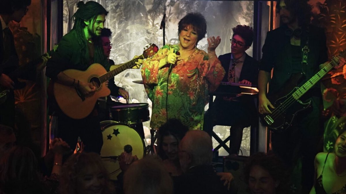 Orietta Berti guest star in #LaRicettaDellaFelicità, nei panni di se stessa. Deve inaugurare la sala da ballo “La rotonda”.
Non te lo puoi inventare