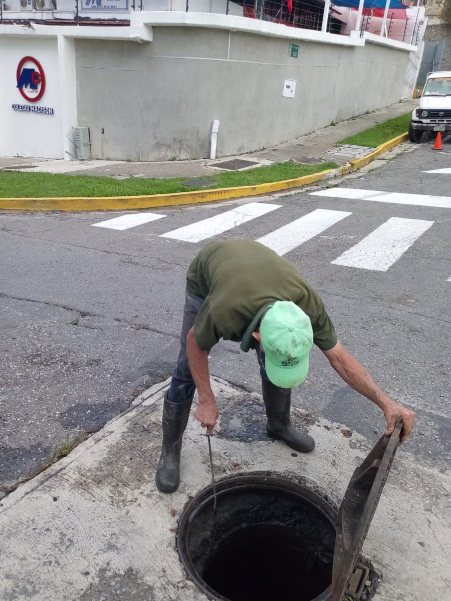AlcaldiaBaruta's tweet photo. 💧Destape de colector de aguas (varillaje):
📍Urb. #CumbresDeCurumo
💧Destape de colector de aguas (varillaje):
📍Urb. #ElCafetal
💧Destape de colector de aguas (varillaje):
📍Urb. #ElPlacer
¡Seguimos trabajando por tu calidad de vida! https://t.co/AtsLSHCRVU