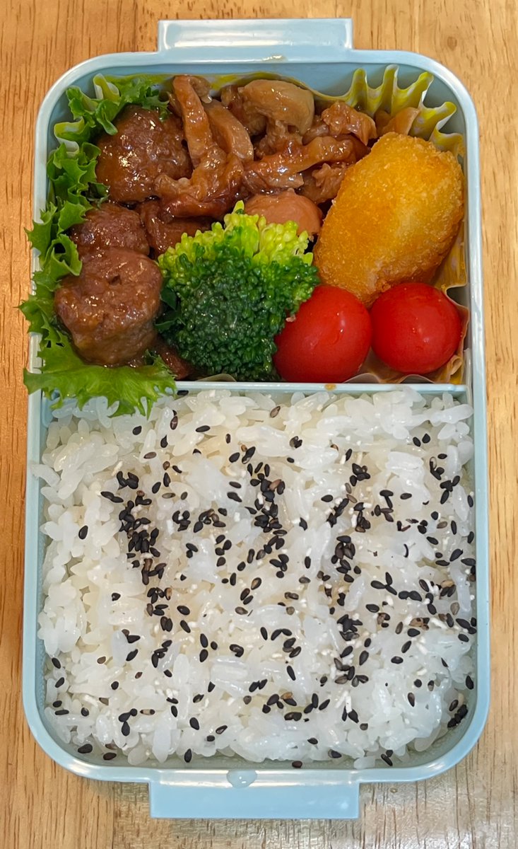娘のお弁当作り294日目。

昨日からの中間テスト。今日二科目で終了😝頑張って勉強していたけど、今回はどうかな？目指せ、平均点😣

今日の献立は、照り焼きチキン・ミートボール・クリームコロッケと🥦と🍅

#お弁当記録 
#お弁当
#弁当記録
#男の料理
#お弁当作り楽しもう部