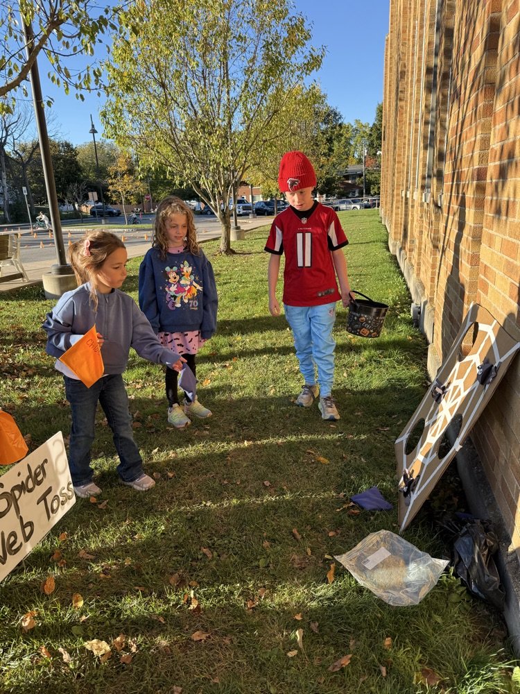HFLLima's tweet image. Enjoying Fall Family Fun Night! Thank you to Cornell Cooperative Extension for the Bike Safety Rodeo and helmet check! #WEareHFL