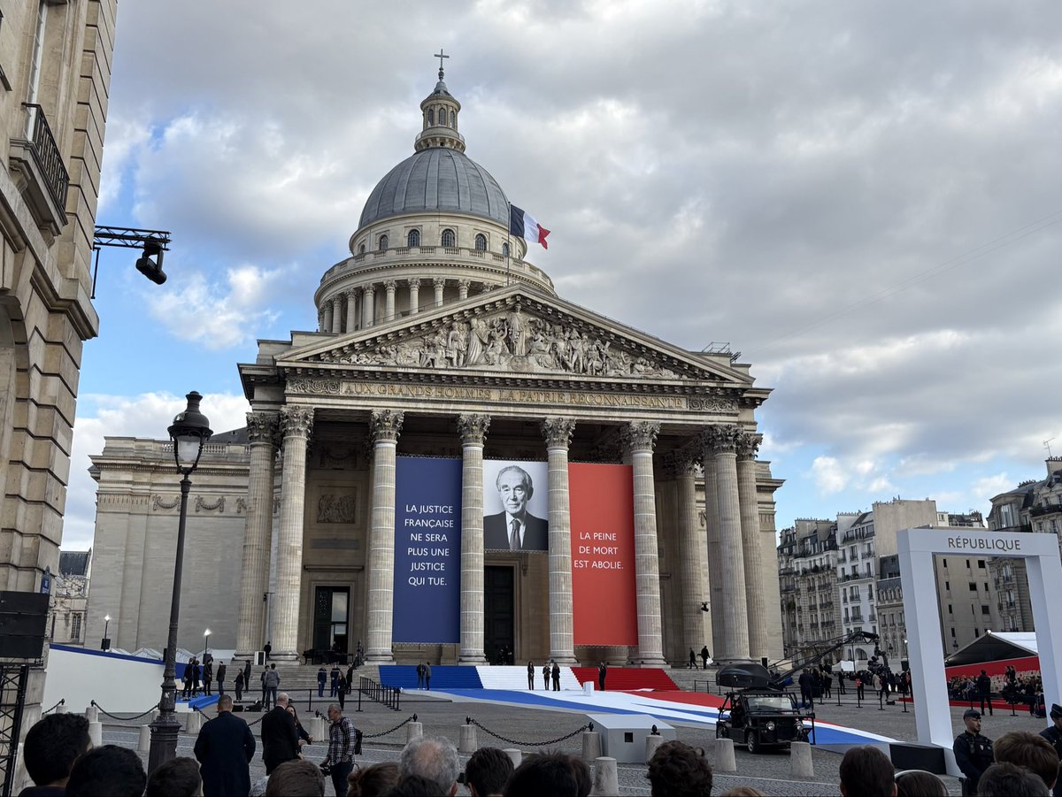 Artisan de l’abolition de la peine de mort, de la dépénalisation de l’homosexualité et défenseur des droits humains, Robert Badinter a œuvré à faire grandir l’idéal républicain. Son entrée au Panthéon honore l’héritage d’un homme de courage, de droit et d’humanité.