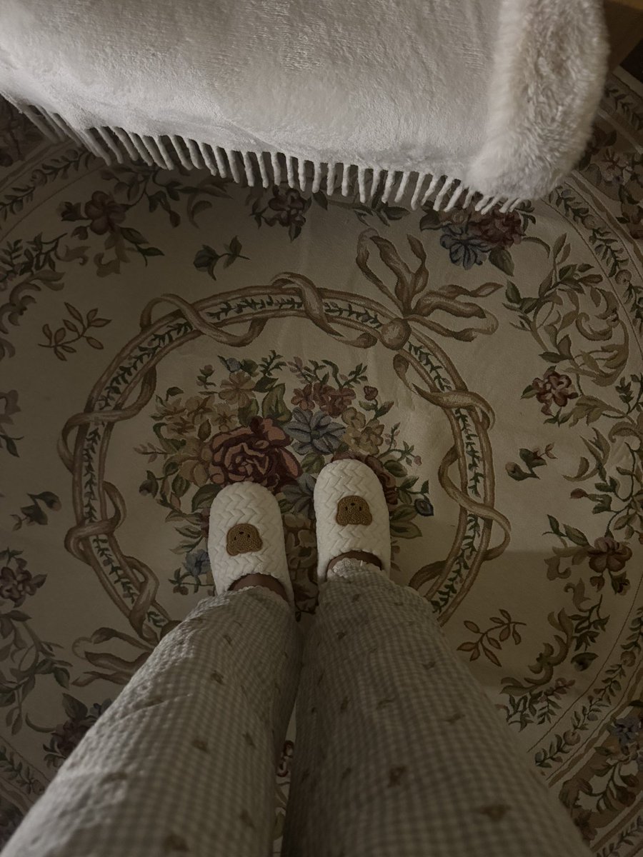 7rsov's tweet image. غرفتي الدافئه تستقبل الشتاء🥹🤎✨!!!