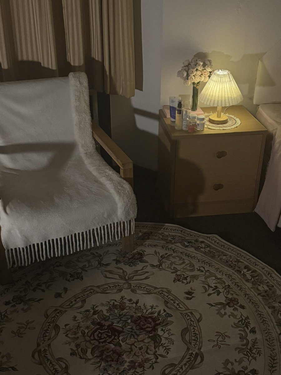 7rsov's tweet image. غرفتي الدافئه تستقبل الشتاء🥹🤎✨!!!