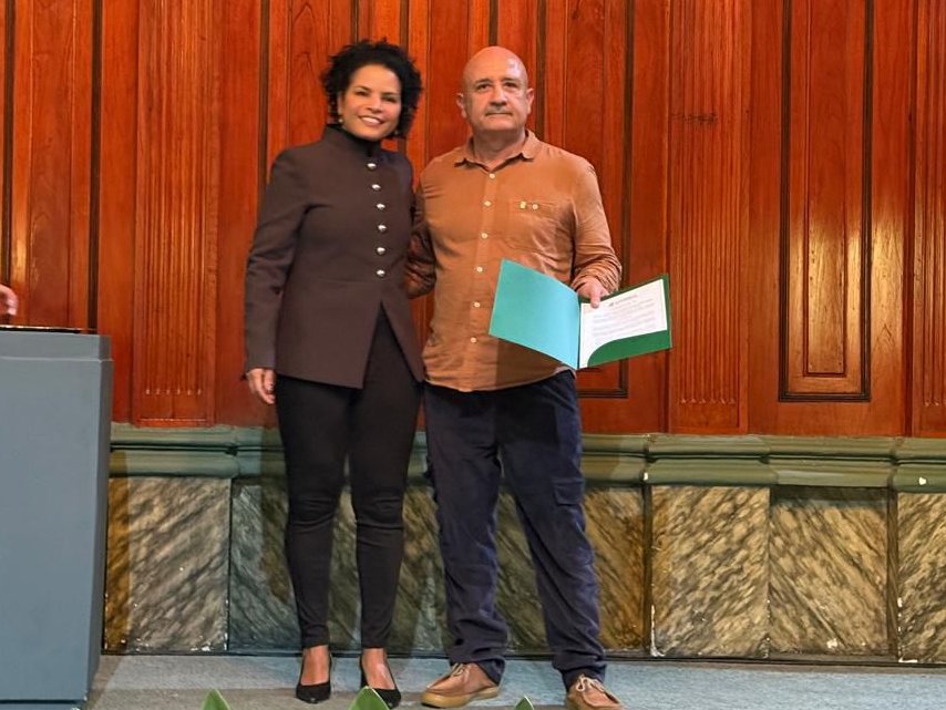 <a href="/EconomicasUdeA/">Ciencias Económicas UdeA</a> <a href="/facultadderecho/">Facultad de Derecho y Ciencias Políticas UdeA</a> 💚 El Premio a la Extensión, por el Área Ciencias Exactas y Naturales, Economía e Ingeniería, es para Felipe Alfonso Cardona Naranjo, profesor de la <a href="/FCENUdeA/">Facultad de Ciencias Exactas y Naturales UdeA</a>