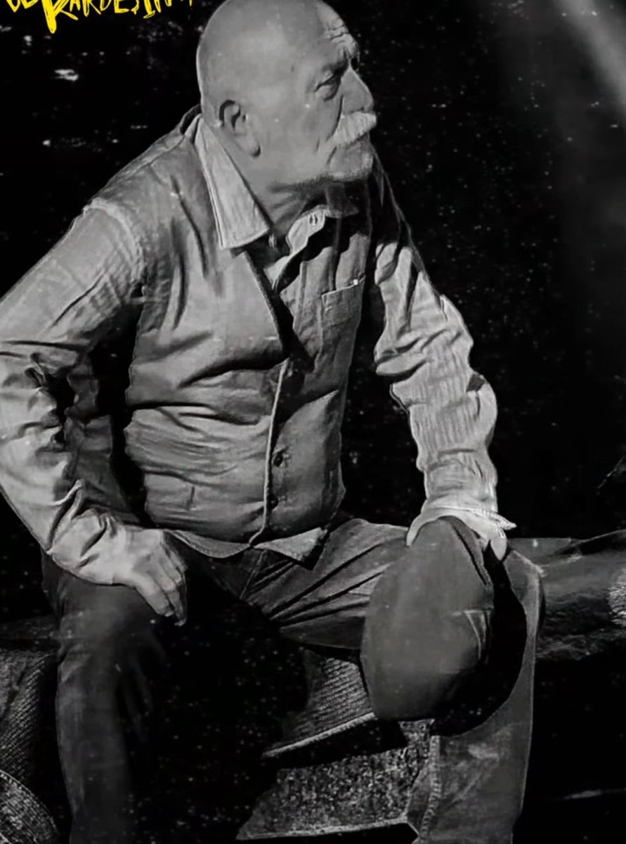 "Diyelim ki
biz öldük, siz kaldınız.
Diyelim ki kurudu ormanlar,
nehirler, yuvalarında kuşlar.
Diyelim ki
ateş olup küller üfürdünüz memlekete.
Baktınız,
kalmamış yakacak tek bir ağaç,
sönmeyen ocak, akacak tek damla gözyaşı.
Sonra?
Geçip ortasına ölümün
düğün mü kuracaksınız?