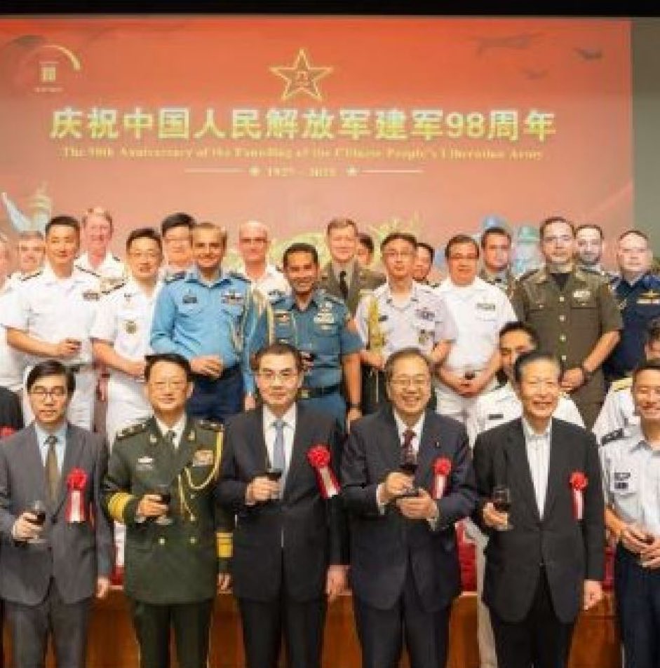 人民解放軍の創設98周年式典で、日本では見せたことのないとびきりの笑顔を見せる斎藤&amp;山口の公明党コンビ。

戦争反対を標榜する公明党が、
日本に年に1000回以上戦闘機を飛ばし、
連日のように尖閣沖に領海侵犯し、
日本の漁船を武器を装備した艦艇で追い掛け回し、
