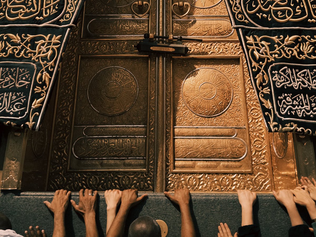 ﴿إن الله وملائكته يصلون على النبي يا أيها الذين آمنوا صلوا عليه وسلموا تسليما﴾ 

صلّى عليك الله في عليائه
مـا سبّح العبدُ المُطيعُ وكبّرا 🤍