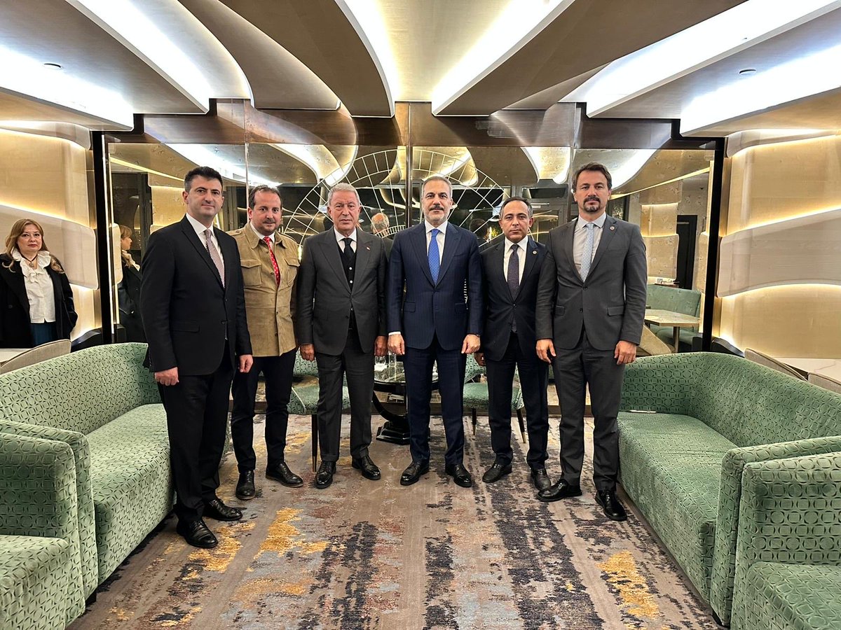 celebimehmeta's tweet photo. 📍Paris

TBMM Milli Savunma Komisyon Başkanımız Sn. Hulusi Akar ve komisyon üyesi milletvekili arkadaşlarımızla Fransa’da gerçekleştirdiğimiz ziyaret sırasında;

Paris’te düzenlenen Gazze konulu toplantı vesilesi ile Fransa’da bulunan Dışişleri Bakanımız Sn. Hakan Fidan ile biraraya geldik. 

Kıymetli bilgilendirmeleri için teşekkür ediyor, çalışmalarında başarılar diliyoruz.