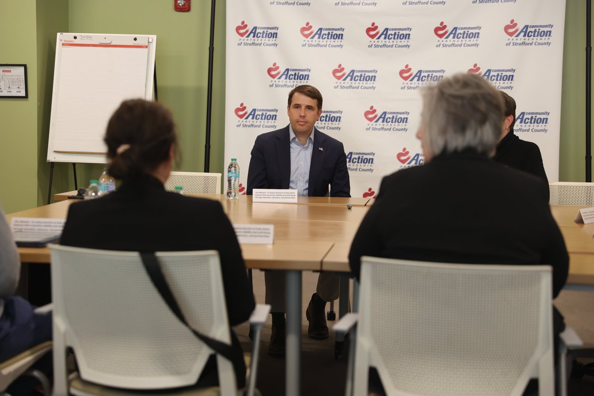 RepChrisPappas's tweet image. Today in Dover I met with community organizations, including @StraffordCAP, @DismasHomeNH, and @HopeonHavenHill, to hear from them about the shutdown’s impact on their services, and also the urgent need for Congress to take action on rising health care costs facing families every…