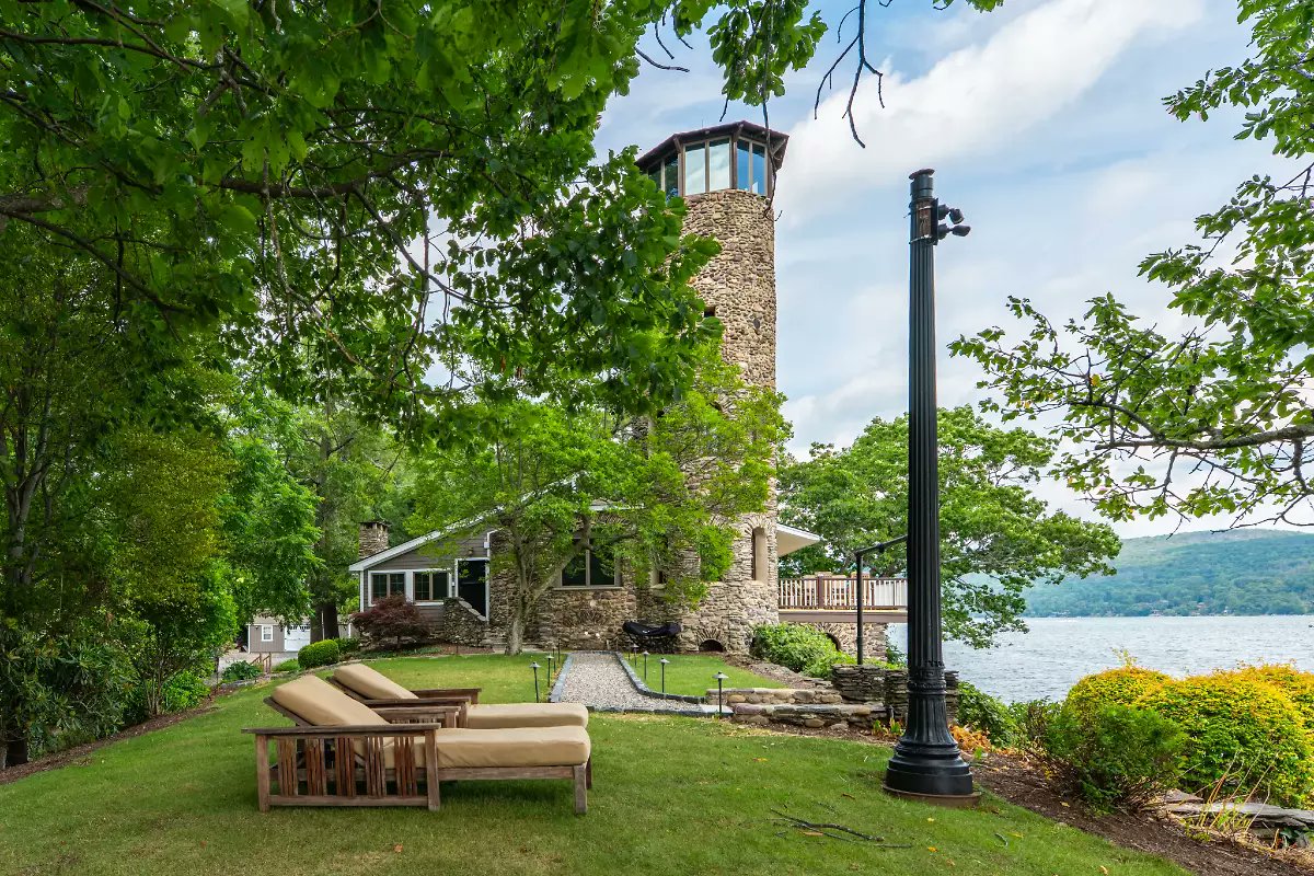PipaParsley's tweet photo. Derek Jeter’s former lakeside retreat is open for business. https://t.co/ijy2Rmot5t https://t.co/BghTclebFP