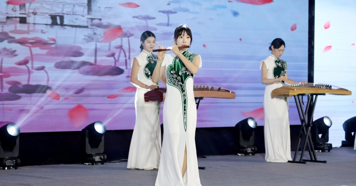 MolexConnectors's tweet image. Distributors and colleagues gathered at the APS Distributor Conference to share insights, spark ideas and make connections. The collaborative atmosphere left attendees with knowledge and confidence in a united vision. Discover trends and what’s next. molex.io/4nLELA7