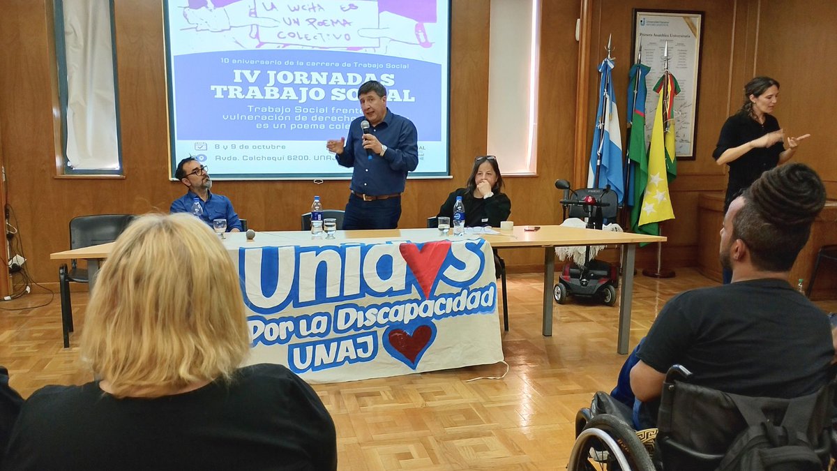 Hoy dialogamos sobre la ley de Emergencia en Discapacidad y la lucha de los colectivos para vivir con dignidad en el marco de las IV Jornadas de Trabajo Social de <a href="/UNAJ_oficial/">UNAJ</a> 
Gracias al rector <a href="/ArnaldoDMedina/">Arnaldo Medina</a> y a Aníbal Zarate por la invitación.