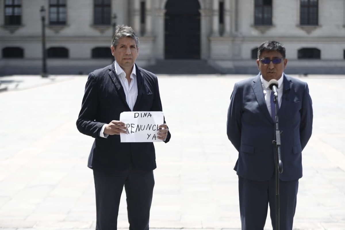 El Partido Morado fue claro: pedimos la renuncia de Dina Boluarte cuando otros aún la defendían.
Hoy, los mismos que la sostuvieron la vacan solo porque ya no les sirve.
No es coherencia, es cálculo.
El Perú no necesita maniobras, sino una salida democrática con principios. 💜