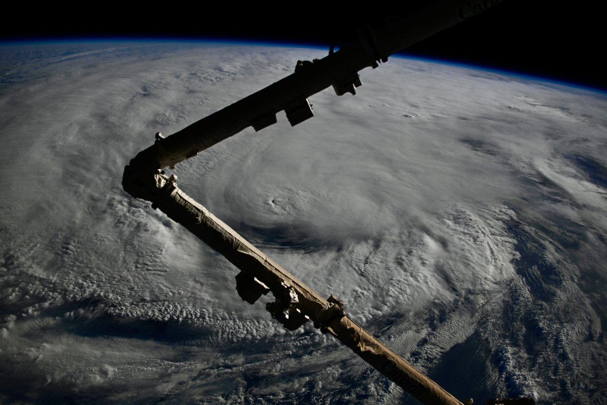 Astro_Kimiya's tweet image. 先ほど日本の東側を通過しました。 台風22号は遠ざかっていきましたね。 ただ、南には台風23号がいるので、今後も油断できません。 ISSにセンサーをIRに改造したカメラがあると聞き早速使ってみましたが、もっと勉強&amp;amp;訓練が必要です。(23号、22号の写真で2、4枚目がIR)