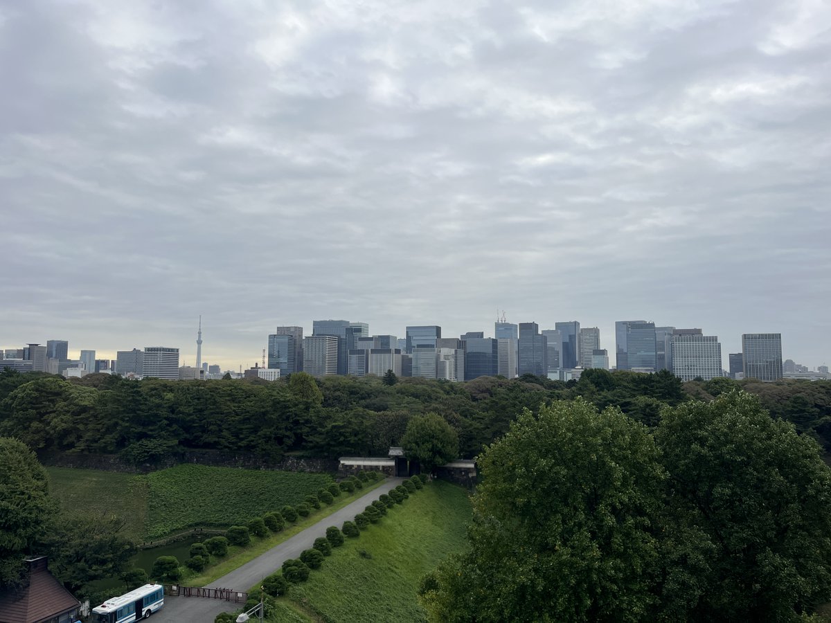 ONEMORNING_1's tweet image. #ワンモ フライデー７時台⏰
改めましておはようございます😌

東京半蔵門の現在のお天気は
曇り空が広がっています☁️

お昼にかけて晴れる地域が多いようです☀️
涼しい１日、服装の調節を意識しましょう👔

#radiko で聴く
radiko.jp/share/?sid=FMT…

#TOKYOFM #イマソラ
