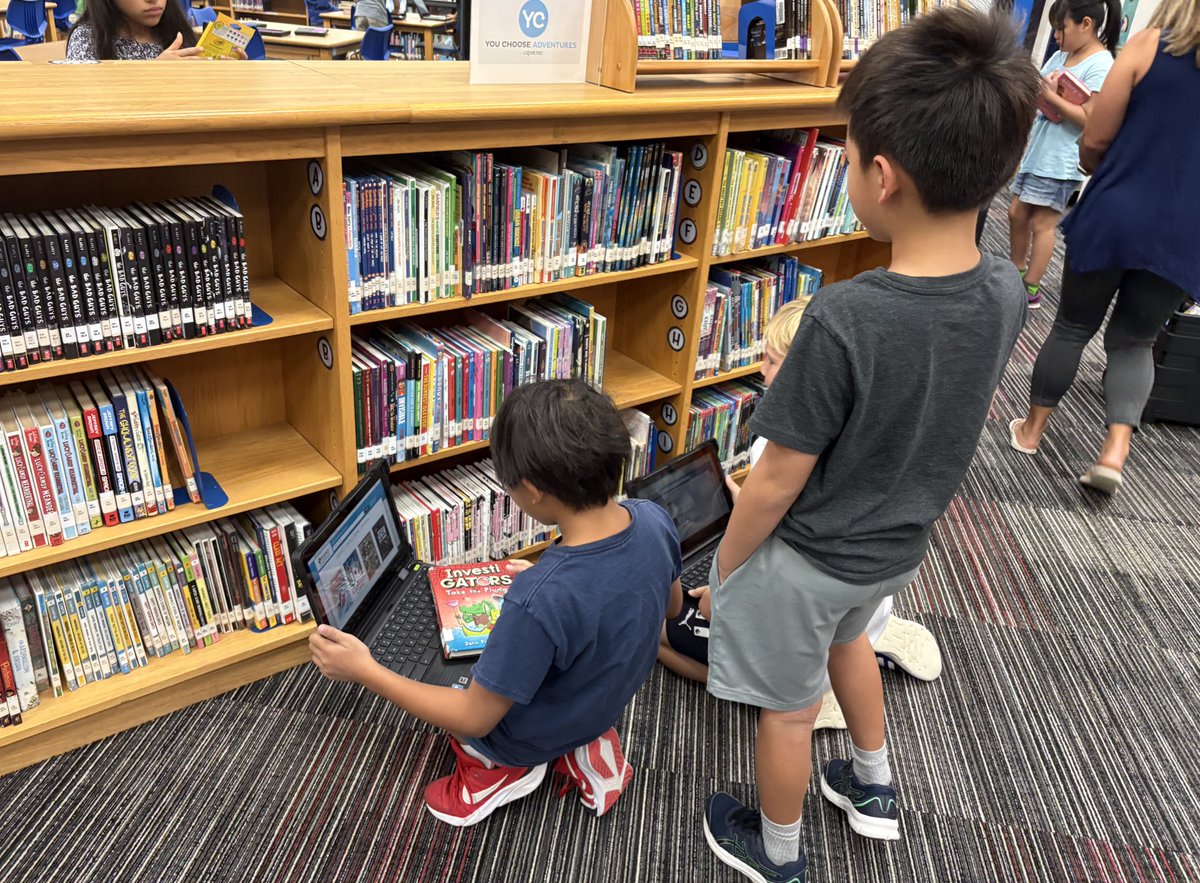 WallarooLibrary's tweet image. Reviewing the PAC, finding books on the shelves and placing holds—👍🏻 access to the books THEY want made easy! @PISDlibraries
