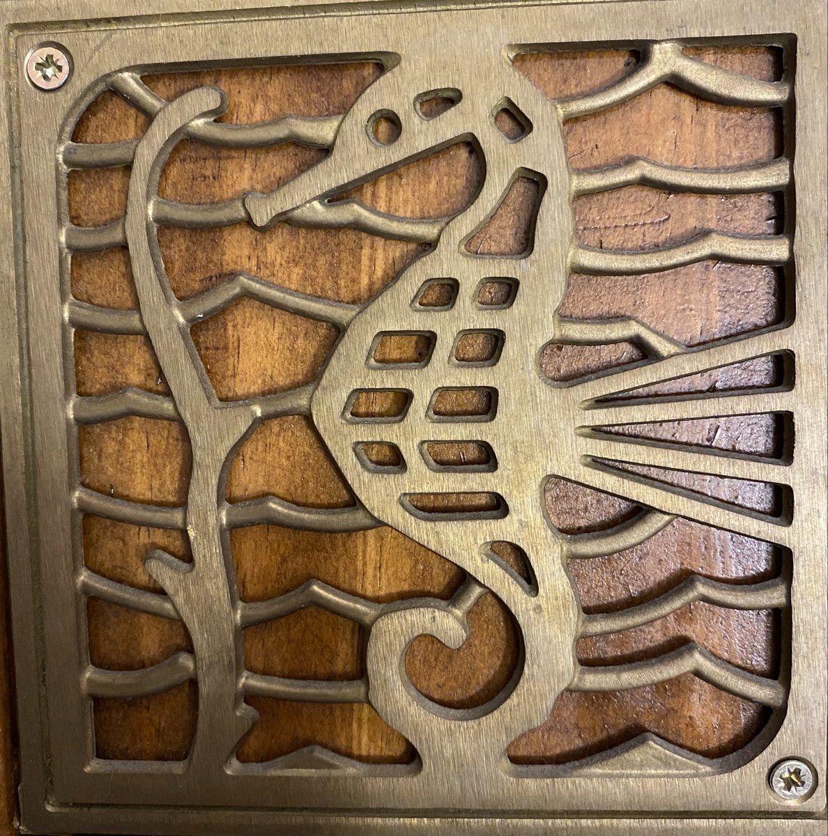 La nota de La Segunda me pareció casi divertida. En Londres 38, J.Dgo. Cañas, Villa Grimaldi, no había duchas, solo con agua fría las había en 3 y 4 Álamos, pero luego de lo vivido antes, el agua fría era una bendición. En esas mismas duchas donde estaba el caballito de mar.