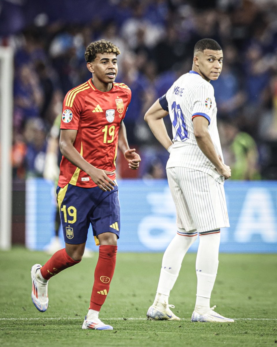 BarcaFRNews's tweet photo. 🚨🚨🔉 Mbappé prend la défense de Lamine Yamal au sujet de sa vie privée :

« Les gens parlent beaucoup de sa vie personnelle et je pense que les gens doient le laisser tranquille. Parce que c'est un grand joueur de football, mais c'est juste un garçon de 18 ans qui peut aussi faire des erreurs. Il aura sa propre expérience de vie et saura ce qui est bon ou mauvais pour lui. Il n'a qu'à se concentrer sur ce qu'il fait sur le terrain et le reste des choses n'est pas important. C'est un joueur avec un grand talent et il fera son chemin dans le football. Je pense que vous pouvez voir qu'il a une passion pour ce sport et c'est la seule chose qu'il ne doit pas perdre, la passion pour le football. Je lui souhaite le meilleur. »

(@MovistarFutbol)