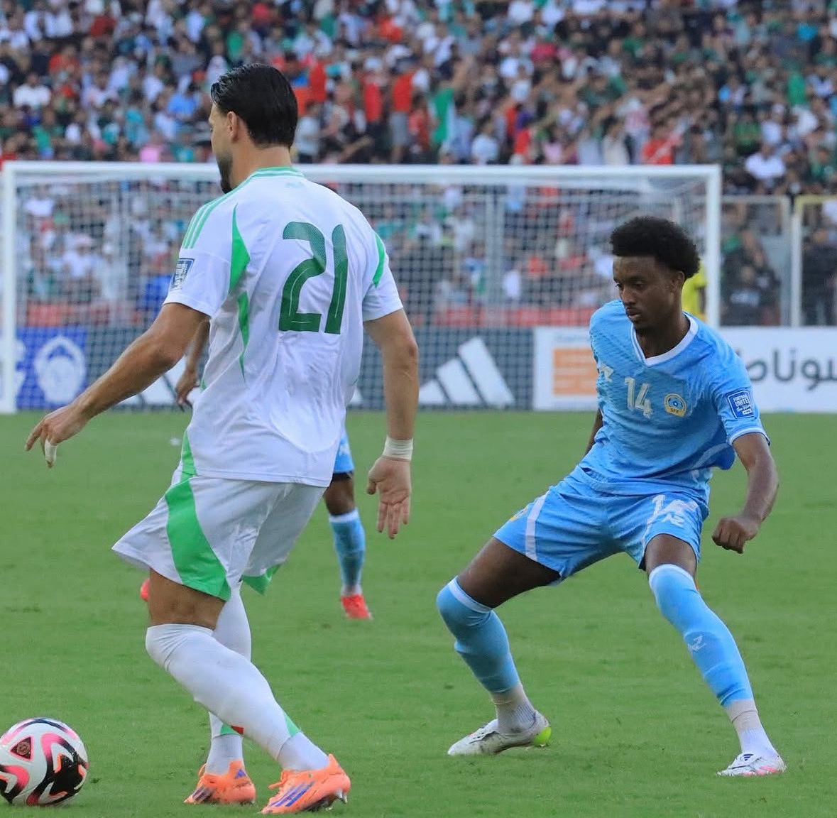 the_nomads's tweet image. 🇸🇴@Abdisharif01 played 87 minutes for Somalia against Algeria in the @FIFAWorldCup qualifiers earlier today!

Here he is up against Borussia Dortmund defender Ramy Bensebaini🤯

📸 @SomaliAthlete 

Congratulations on another incredible experience, Abdi❤️

#FIFAWorldCup #WC2026