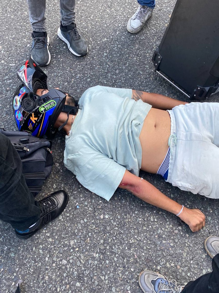 06:11 p. m. - Choque distribuidor la araña entrada a el cementerio, algún conocido del herido está agonizando se presume que no tiene fracturas difundir para encontrar algun conocido su nombre es edwin.