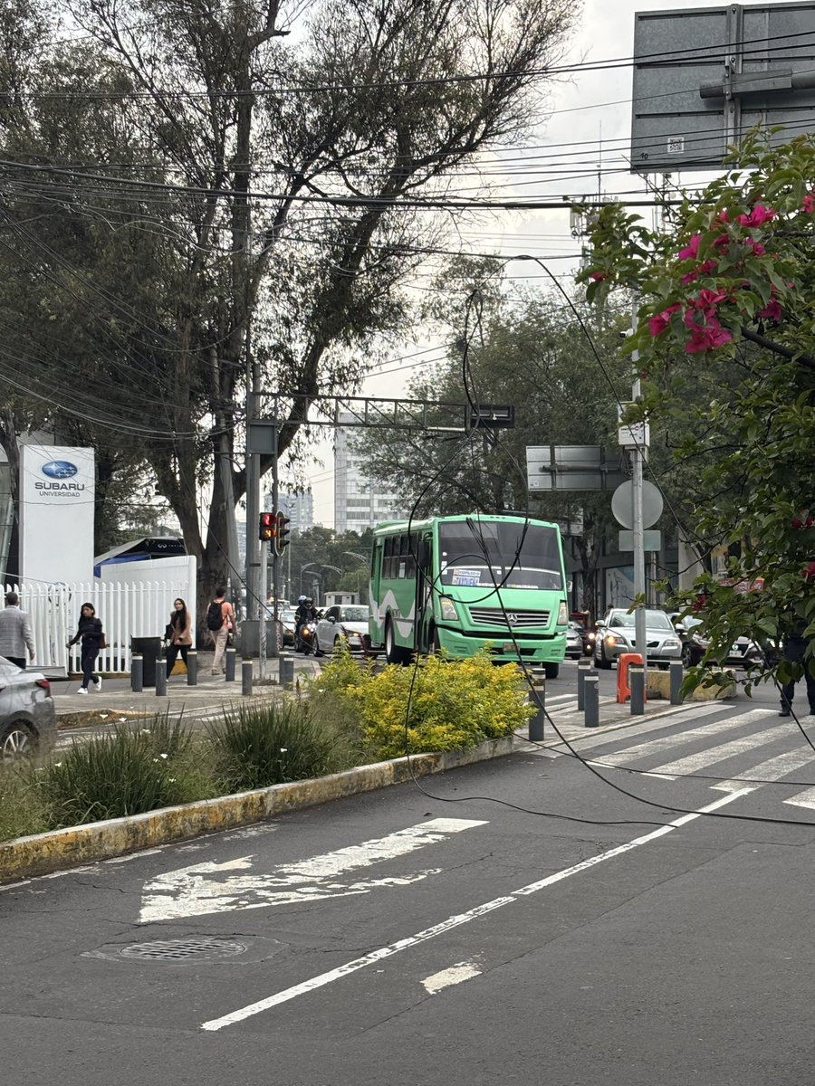 spin1371's tweet photo. @CFEmx @CFE_Contigo @AlcaldiaCoy @grupoacir   ATENCIÓN pasaron vehículos pesados y se llevaron los cables afectaciones en luz e internet en la zona además de riesgo a vehículos y transeúntes https://t.co/6PrK8lTKOG
