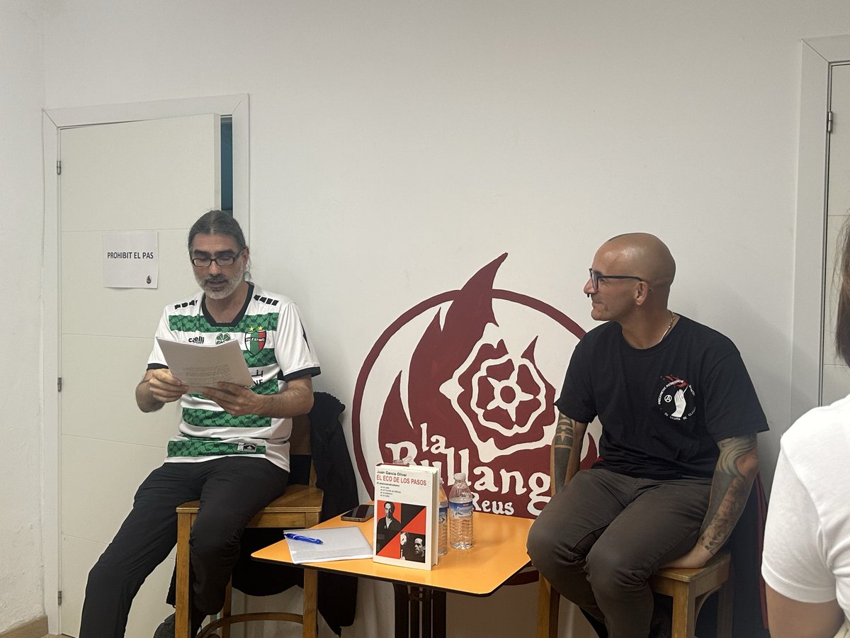 xaviguix's tweet photo. ✊ Avui s’ha inaugurat l’obra de Roc Blackblock dedicada a Joan Garcia Oliver davant el local de la Bullanga.
🗣️ Joan Navais ha completat la jornada amb una xerrada sobre “el rei de la pistola obrera”. https://t.co/CIPsO5uYkW