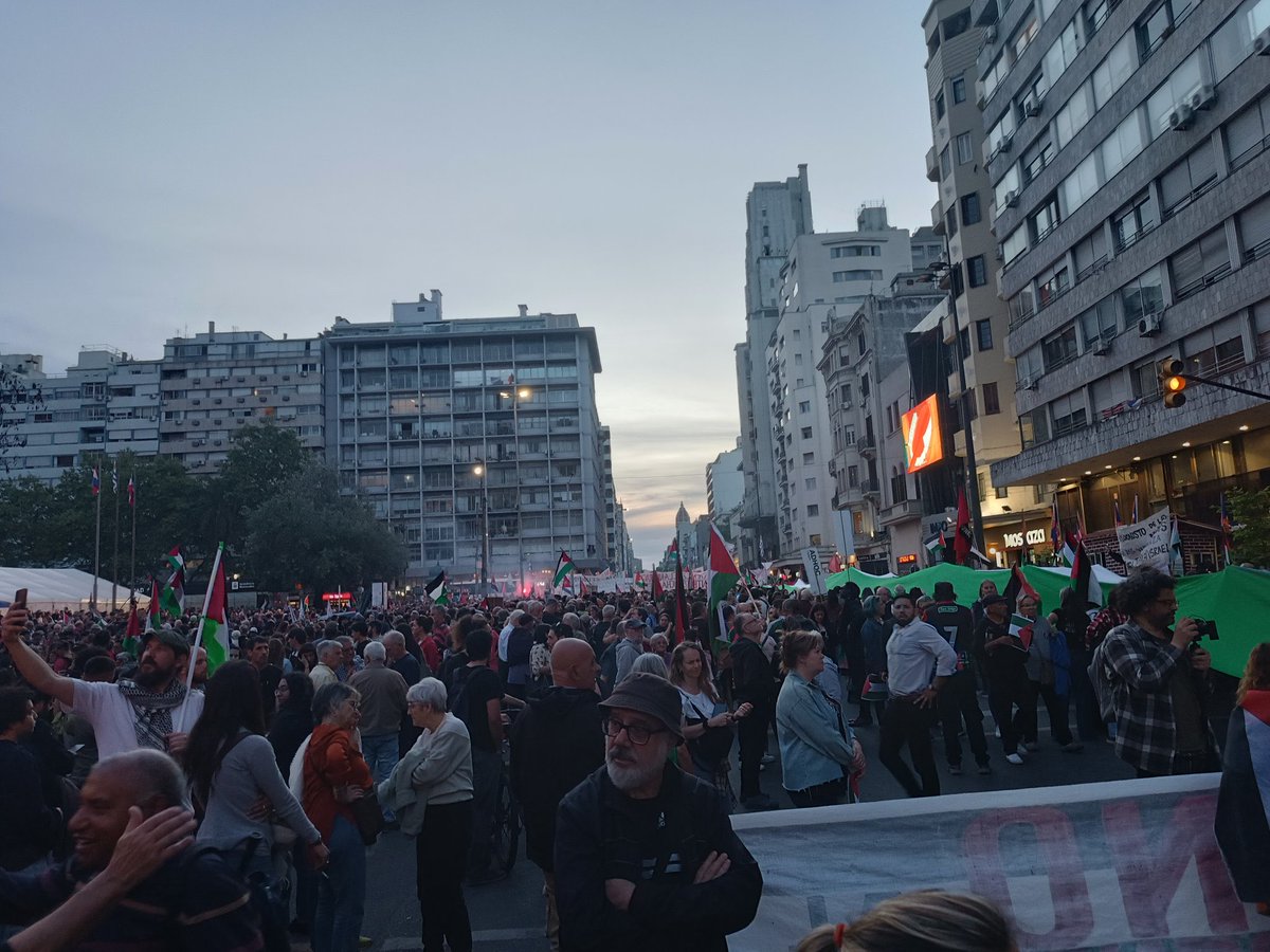 diegohead_'s tweet photo. en Montevideo están marchando por una guerra que ya terminó jajsjsjsj 
encima fue gracias a Donald Trump, Palestina ahora tiene tranquilidad 
se viene el nobel de la paz ✌️ https://t.co/Em3XvEJ1BF
