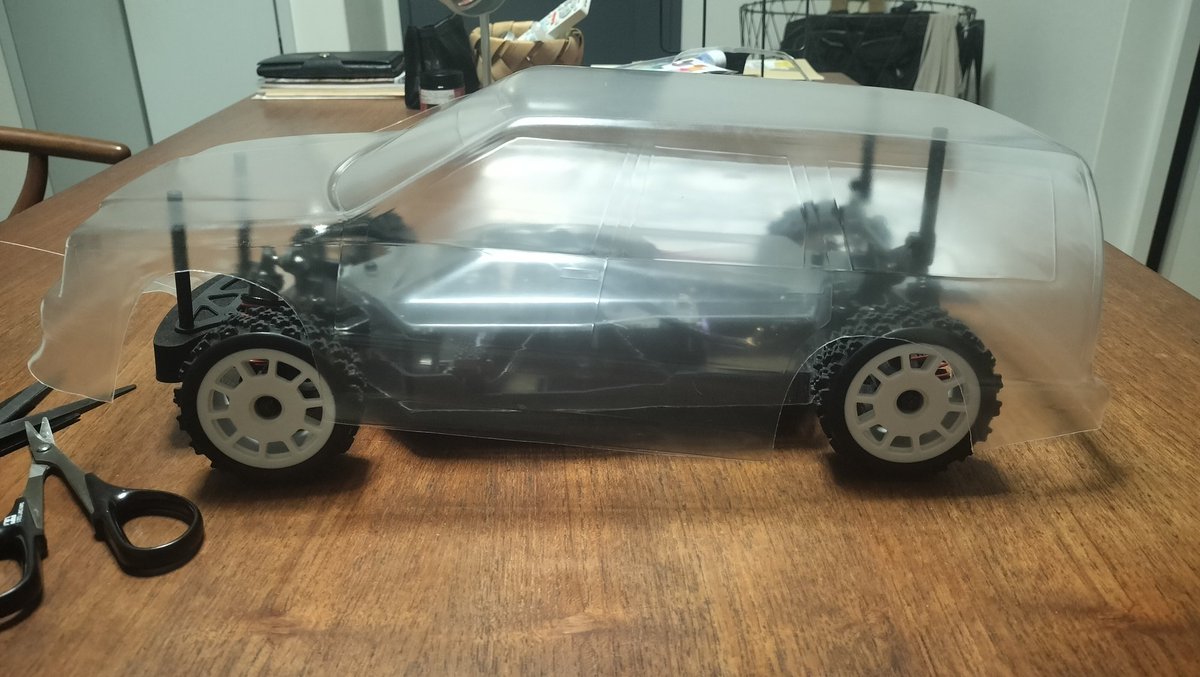 airacomet_p59rc's tweet image. FoxHoundのギヤ比は純正6.5みたい。
純正ピニオン19T、スパー50Tやからファイナルは2.47。
モーターは10.5Tなので、16Tにすればギヤ比7.72で適正ギヤ比になりそう。
あとはボディポスト穴開けて色塗れば明日に間に合う…！

なんか微妙にホイールベースが長いんよなぁ❓️

#foxhound
#熱に負けるな